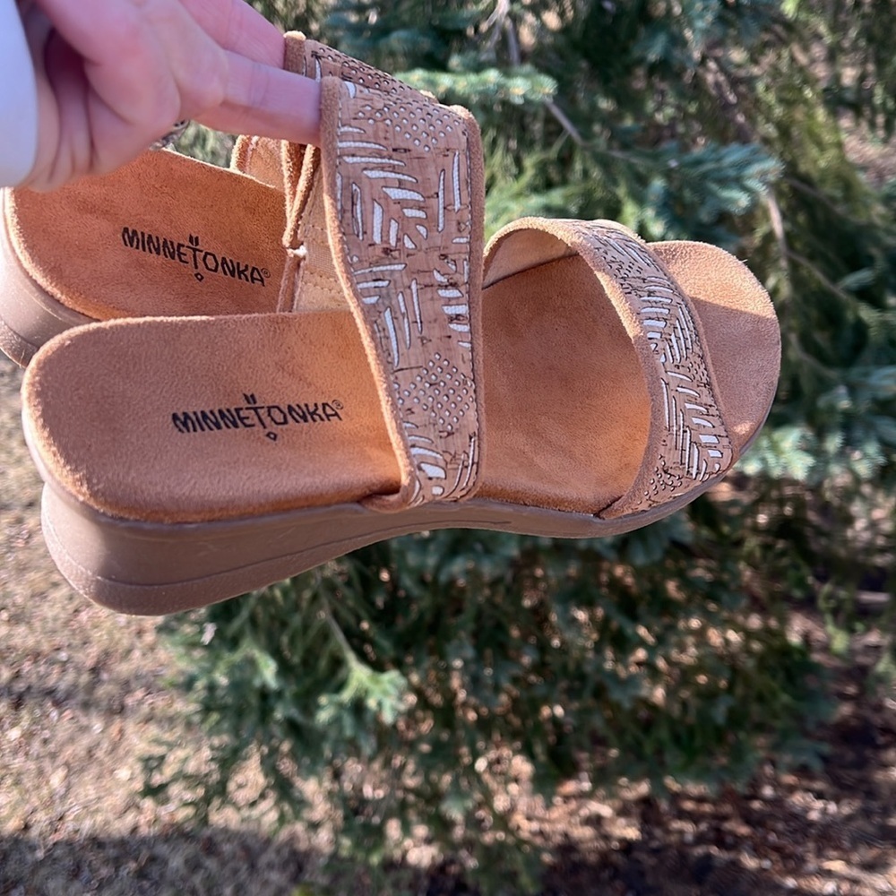 Minnetonka Tan Cork Wedge Sandals with Geo Leaf Pattern Women’s 10w NWOT